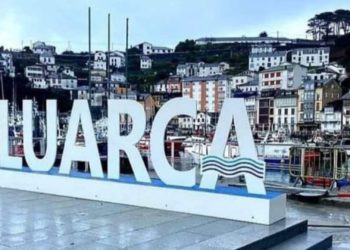 Indignación en Iniciativa pol Asturianu por la ausencia del asturiano en las ‘letronas’ de Luarca