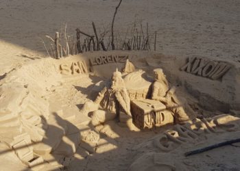 Javid, el ‘mago de la arena’, vuelve a esculpir en la playa de San Lorenzo