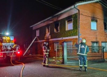 Un incendio calcina el piso superior de un chalet de dos plantas en Nava