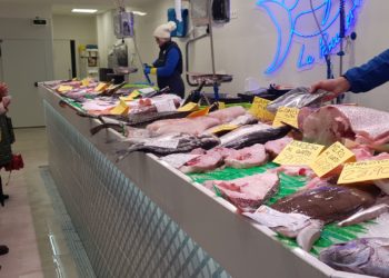 El miedo a los ‘pellets’ no llega a las mesas gijonesas: «De mi pescadero me fío»