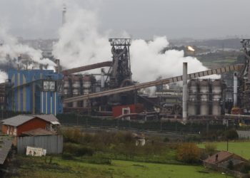 Los sindicatos exigen a Arcelor justificar por qué habría de parar uno de sus hornos de Veriña