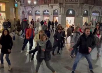 VIDEO | Una improvisada versión de ‘Thriller’ toma la céntrica calle Corrida de Gijón