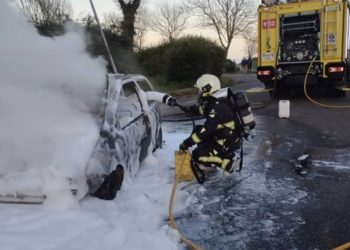 Un incendio arrasa un turismo en la localidad carreñera de Perlora