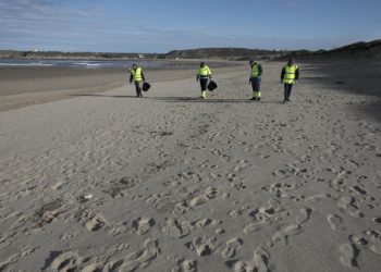 Voluntarios de Asturias, Galicia y Cantabria reclaman un protocolo común para la limpieza de ‘pellets’