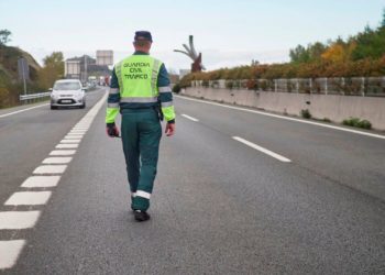 Un camión articulado cargado de arena vuelca en la ‘Autovía del Cantábrico’