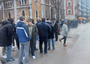 Seis horas de espera por una pasión: el ‘oviedismo’ no quiere perderse el partido contra el Ferrol