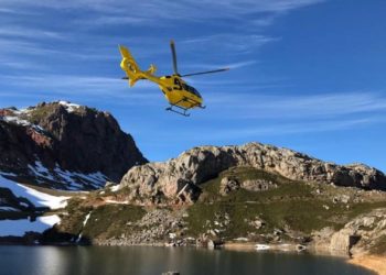 Evacúan por aire a una mujer lesionada en una ruta en la falda de Peñamayor