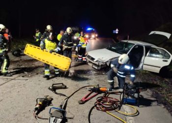 Una colisión frontal entre dos vehículos en Caso deja a dos hombres heridos