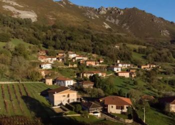 Evacúan por aire a un senderista que sufrió una indisposición en Belmonte de Miranda