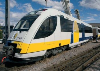 Interrumpido el tráfico en la línea Ferrol-Oviedo tras impactar un tren contra un árbol