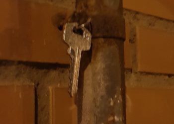 XIXONAES | Dejar las llaves en los canalones de la calle Ezcurdia… ¿Una buena idea?