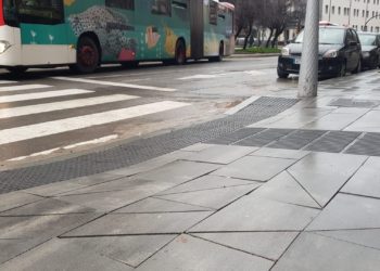 XIXONAES | Simetría asimétrica en las baldosas de Pablo Iglesias