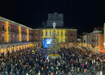 «¡Hasta siempre, 2023; bienvenido, 2024!»; Gijón despide el año desde la plaza Mayor
