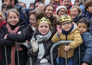 «Dos muñecas», «una pista de coches» o «que cuiden de los probes»: los deseos de los niños gijoneses a Los Reyes