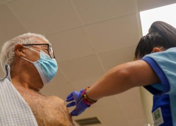 El uso de la mascarilla en centros sanitarios y farmacias volverá a ser obligatorio desde mañana en Asturias