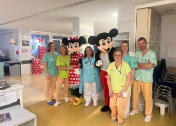 Mickey y Minnie Mouse visitan por sorpresa la unidad de pediatría de Cabueñes