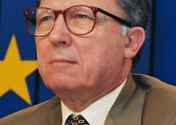 Banderas a media asta en el Ayuntamiento por el luto a Jacques Delors