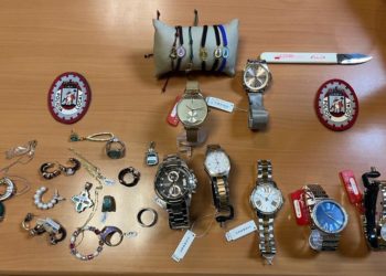 Sorprendidos dos ladrones robando en una joyería del centro en Gijón