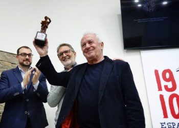 Víctor Manuel recoge en Mieres el premio ‘Espacio cultural 19 10’