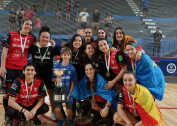 Natasha Lee y Sara Lolo, entrenadora y capitana del Telecable Gijón: «Hemos conquistado el mundo»