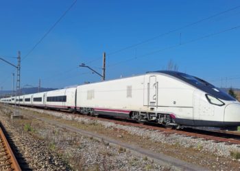 Los maquinistas de los futuros trenes AVRIL se adiestran en La Calzada