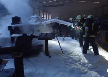 Un incendio calcina el depósito de aceite de una nave industrial de Langreo