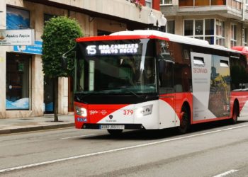 Indignación en Nuevo Roces tras la reordenación de la línea 15 de EMTUSA: «Salimos del barrio ‘petados'»