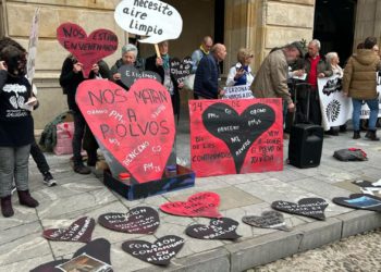 «¡Nos matan a polvos!», la protesta vecinal contra la contaminación que el Pleno ha respaldado