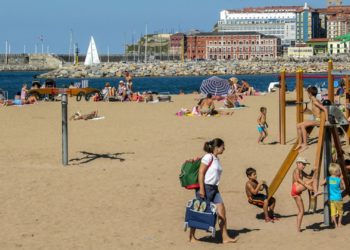Los vecinos de Poniente y el PSOE cierran filas y reclaman la ampliación del parque de la playa