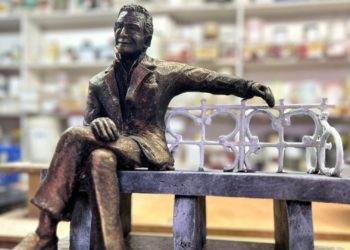 El primer boceto de la escultura de Arturo Fernández enciende la ilusión en ‘Gijón Participa’