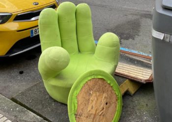 XIXONAES | «¿Te echo una mano?», o el sorprendente sillón abandonado en La Arena