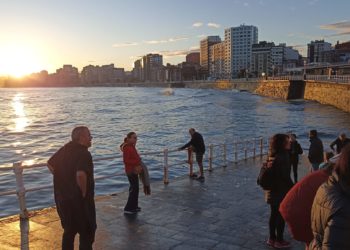 ‘El club de la 2’, una «familia» que empieza el día en el agua