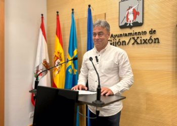 El PSOE advierte que la dársena del Acuario no es apta para el piragüismo de iniciación