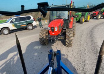 Una tractorada entre Llanes y Unquera se suma a las protestas del sector primario