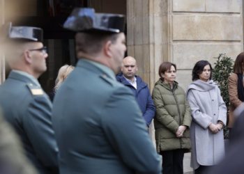 La Corporación guarda un minuto de silencio por los dos guardias civiles muertos en Barbate