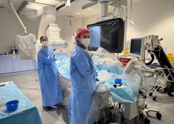 El HUCA, pionero en España, realiza por primera vez una angioplastia «guiada» con IA