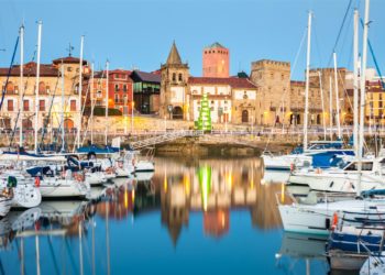 Fallece un hombre tras ser rescatado de las aguas del Puerto Deportivo