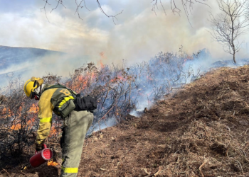 VÍDEO | El viento no da tregua: el SEPA eleva el nivel de alerta del Plan de Incendios tras desalojar cinco viviendas en Coaña