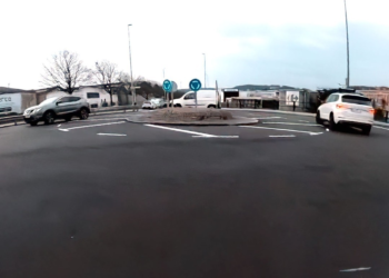 XIXONAES | Aparcamientos en rotonda o rotonda con aparcamientos en La Calzada