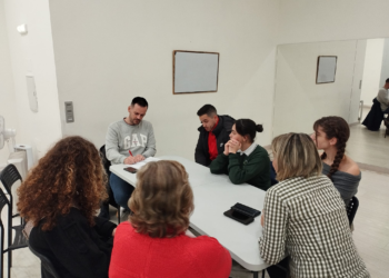 Los vecinos de El Llano organizan su primera tertulia ciudadana sobre menores y el uso de móviles