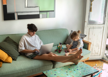 El teletrabajo descendió en Asturias durante 2023:  solo un 10% de ocupados trabaja en remoto