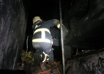 Un incendio calcina las plantas superiores de una vivienda de cuatro alturas en Colunga