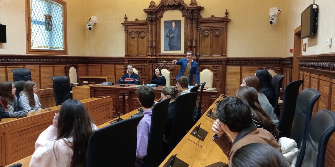 El Ayuntamiento «celebra un Pleno» protagonizado por un grupo de alumnos portugueses