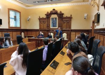 El Ayuntamiento «celebra un Pleno» protagonizado por un grupo de alumnos portugueses