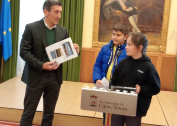 Parte del alumnado del C.P Asturias, de visita en el Ayuntamiento de Gijón