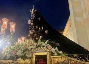 A la tercera va la vencida: la procesión del Santo Entierro logra recorrer las calles de Gijón