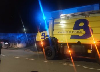 Un incendio calcina casi por completo una vivienda de tres pisos en Villaviciosa