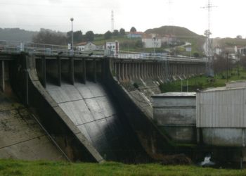 Un hombre de 73 años, en pronóstico reservado tras chocar su coche contra una grúa en Corvera