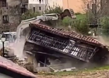 El derribo de una panera en Salas desata la ira en las redes sociales: «Paezme ablucante»