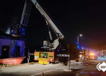 Dos incendios calcinan otras tantas viviendas de dos plantas, una en Parres y otra en Langreo